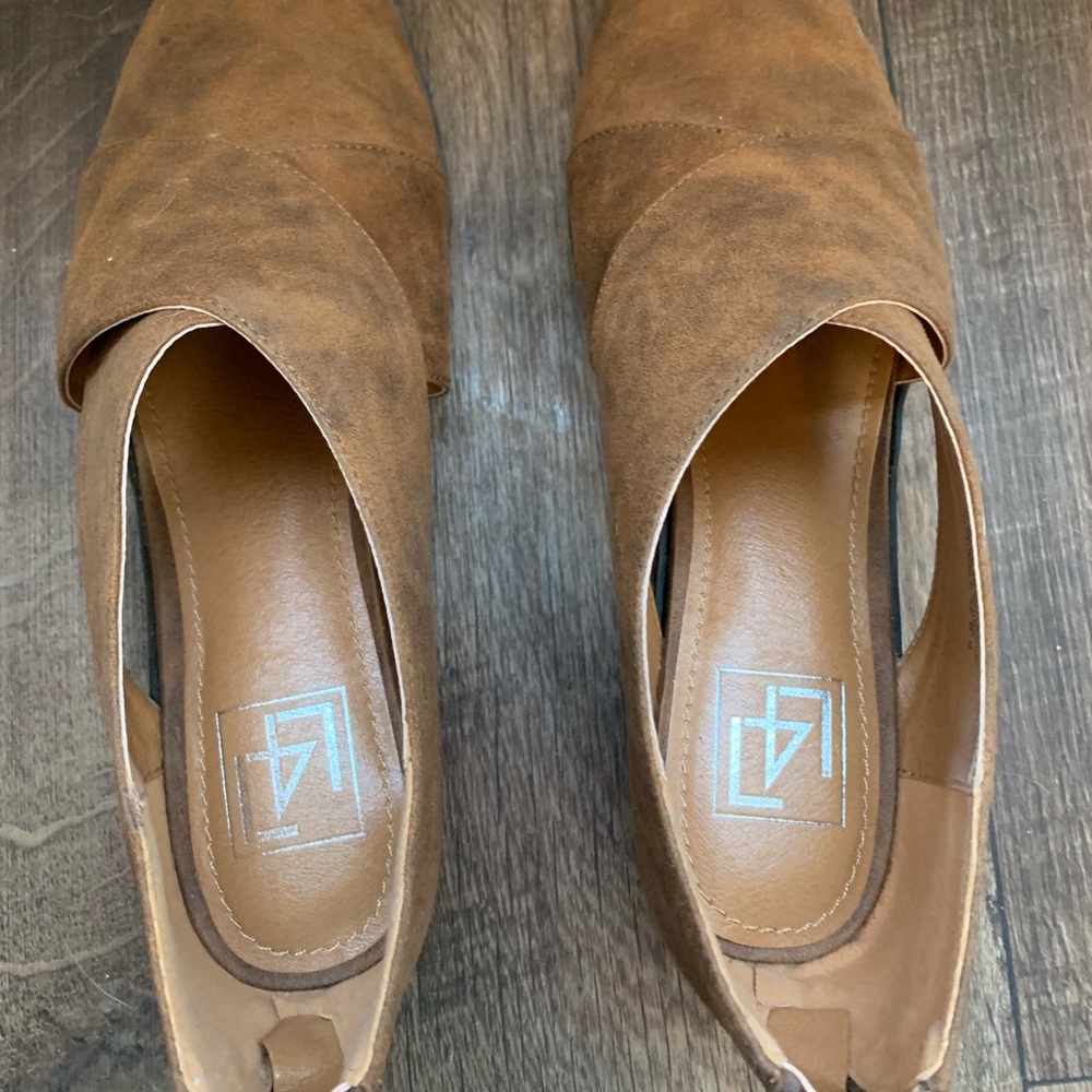 L4 Tan sandal zipper boots style